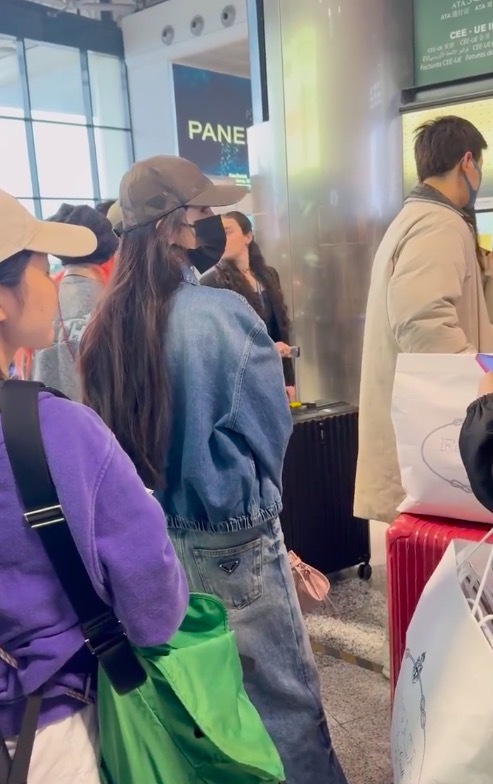 杨幂米兰机场启程归国 机场生图现象绝了