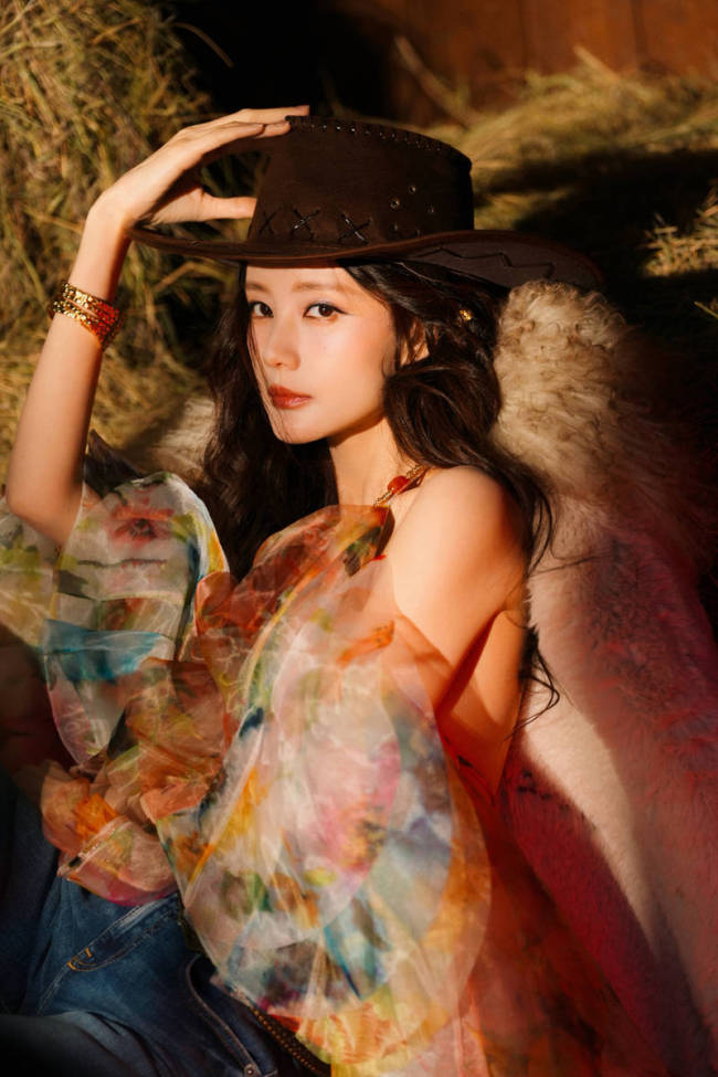 李一桐穿彩纱裙灵动复古 卷发蓬松尽显俏皮野性