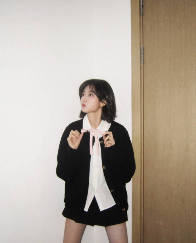 孙千身着黑色针织开衫笑容甜美 闭眼甜笑俏皮元气