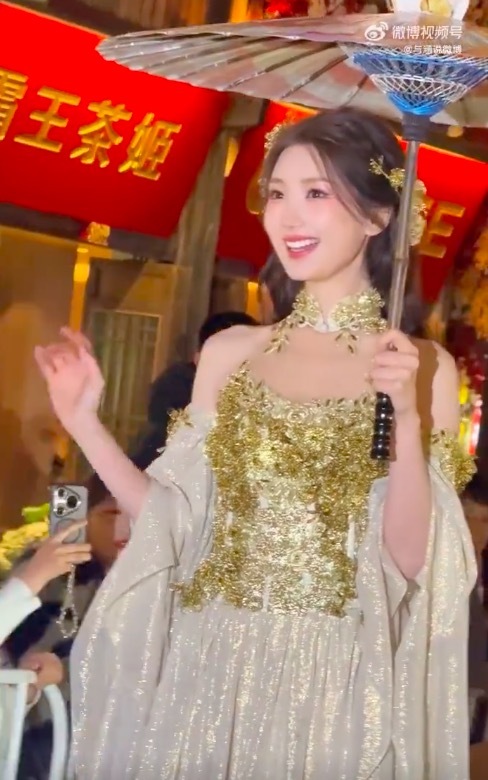 非遗遇上明星！毛晓彤现身福州三坊七巷 