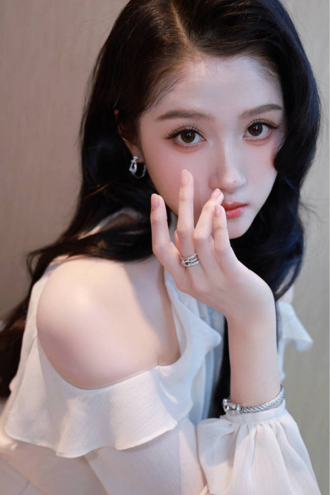 关晓彤穿轻纱连衣裙秀好身材!妆容精致气质优雅