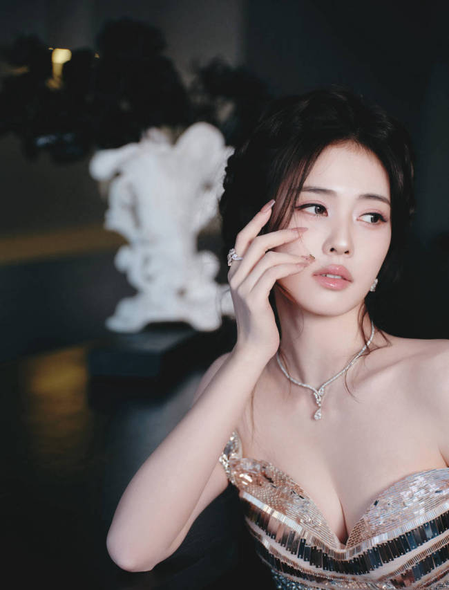白鹿穿抹胸裙身材凹凸有致 回眸一笑尽显神秘魅惑