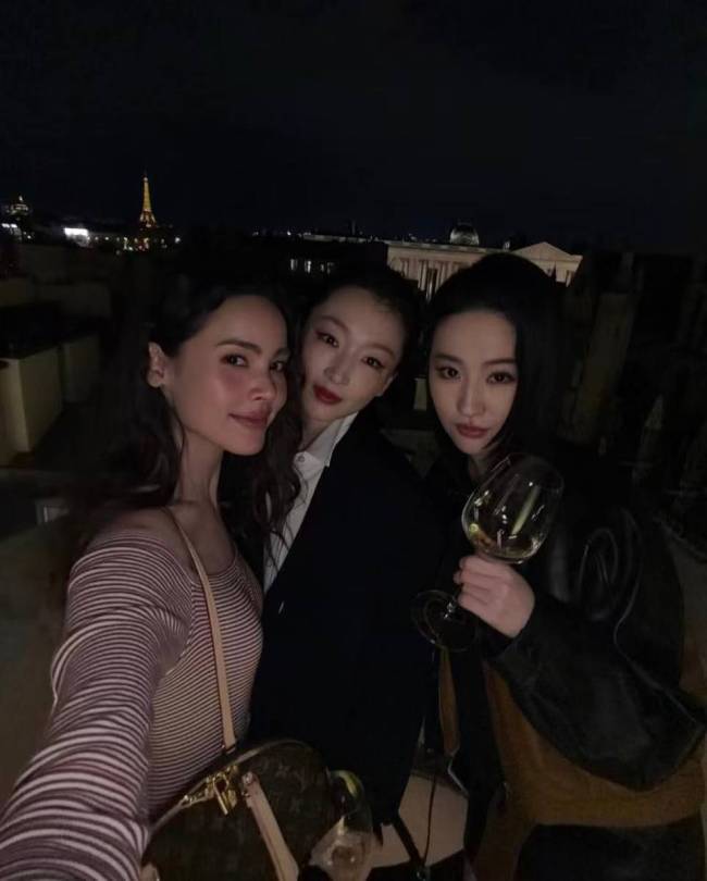 刘亦菲与周冬雨最新晚宴合照曝光!美女同框太养眼