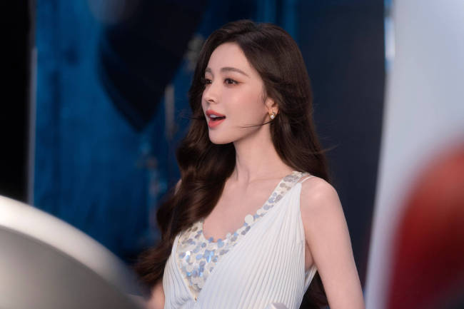 娜扎化身春日捧花少女!穿白色长裙气质清纯动人