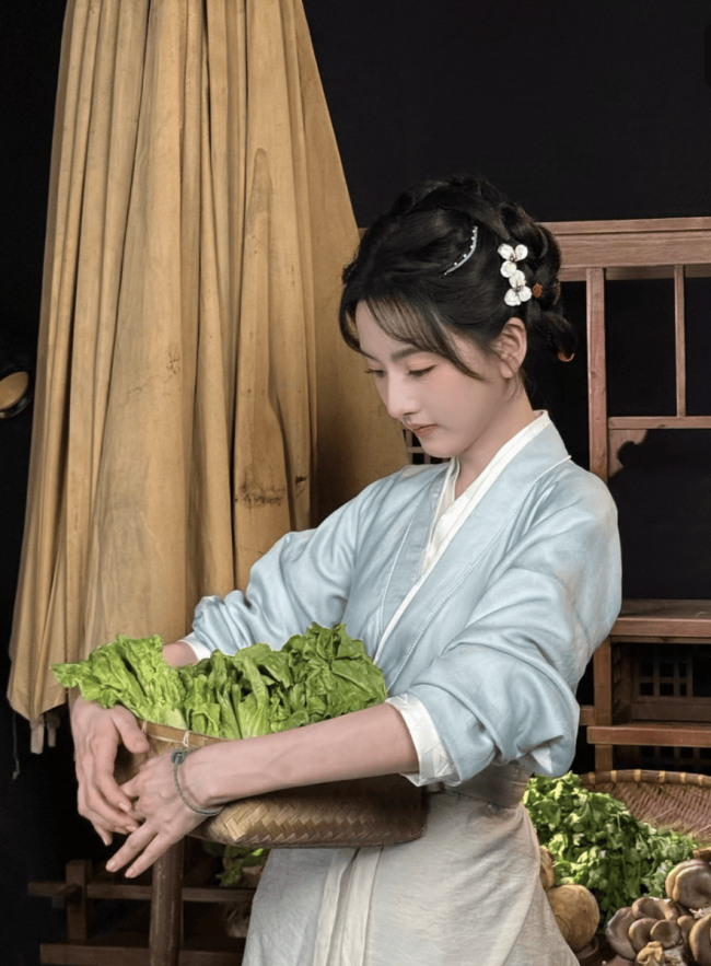 宋祖儿变身软萌小厨娘 抱着菜篮子乖巧可爱