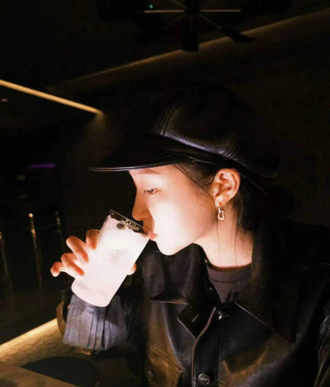 关晓彤披长发戴贝雷帽清冷文艺 街头随拍酷飒随性