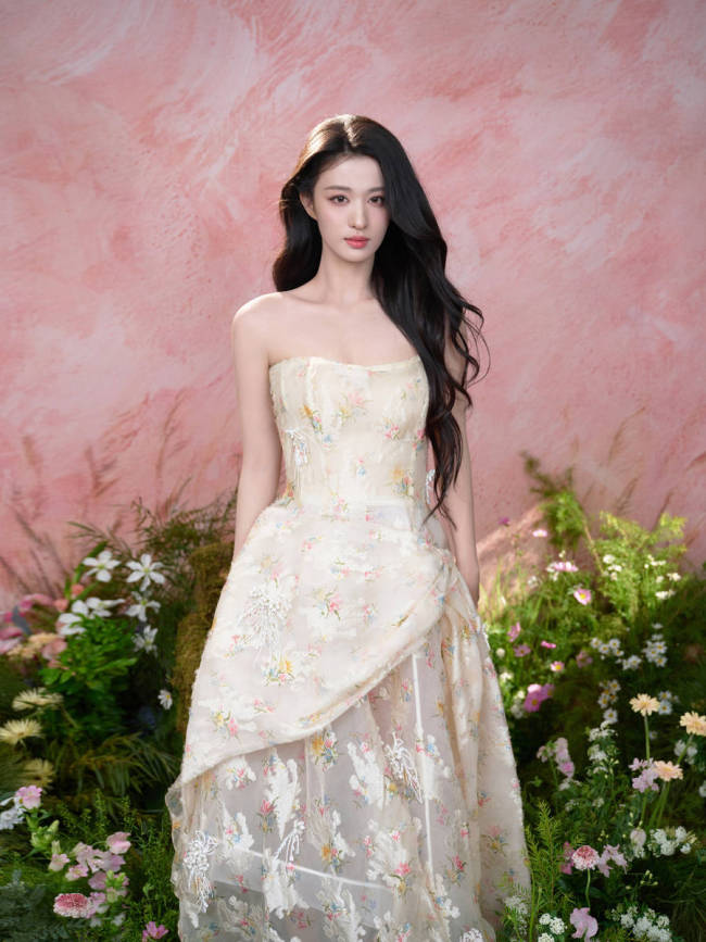 王楚然春日氛围感大片曝光！穿印花裙化身甜美少女