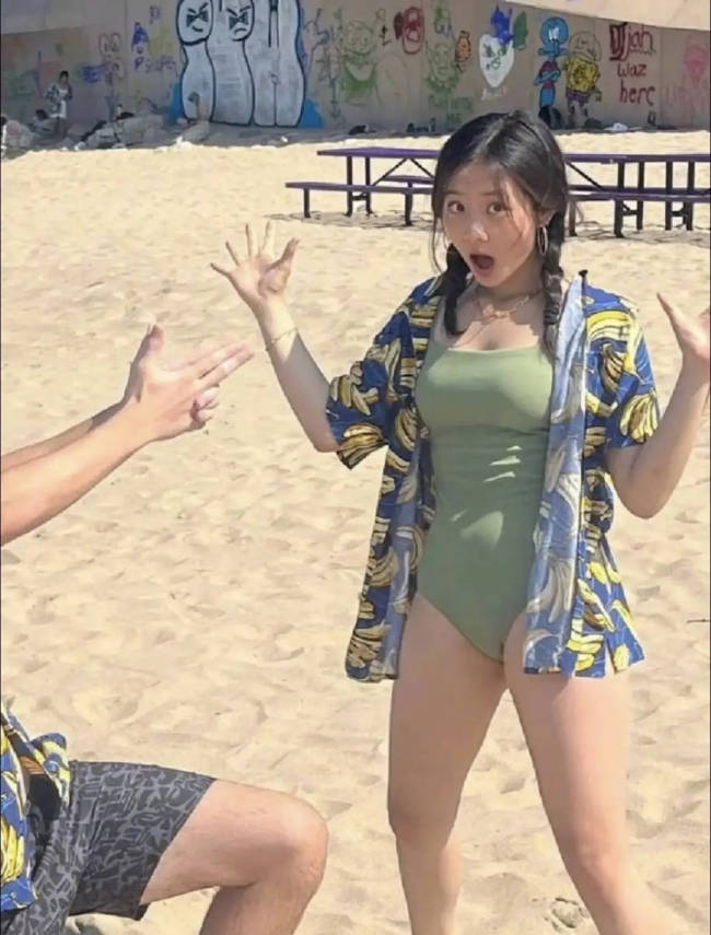 黄多多海边比基尼照曝光!秀曼妙身姿少女感十足