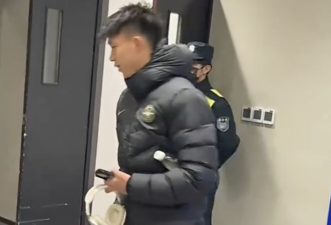 被批态度差！19岁王钰栋拿MVP后冷脸离开+仅答1问题 疑似回击嘘声 球迷嘘声惹争议