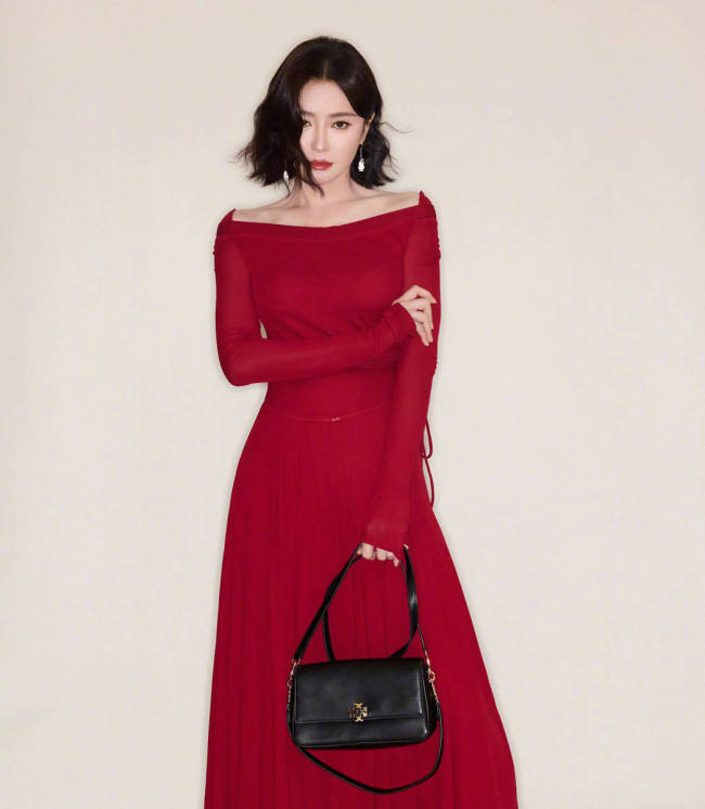 秦岚酒红露肩长裙性感魅惑 眉眼含情尽显冷艳大气
