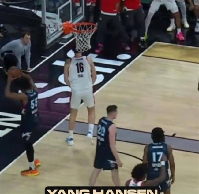 混音官方称赞杨瀚森关键2+1!振臂大喊与队友庆祝 开心露出笑容 下半场完成蜕变