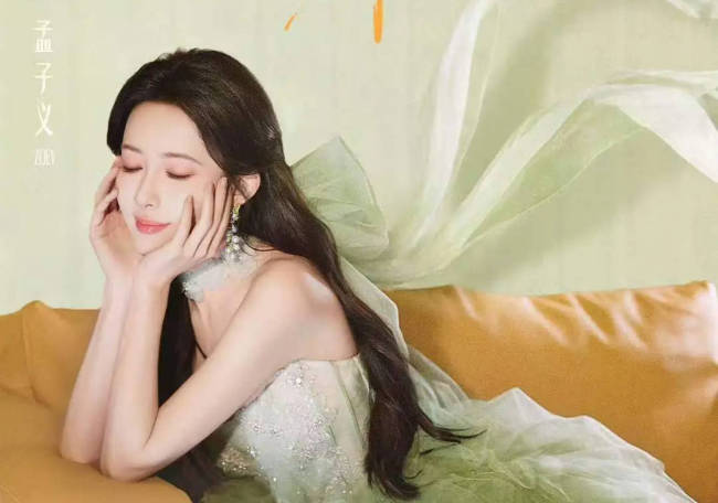 孟子义穿绿抹胸裙温柔灵动 系大蝴蝶结可爱又仙气