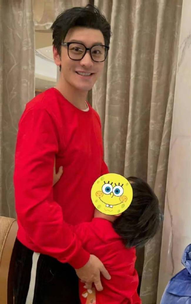 黄晓明晒与儿子骑行合照!小海绵开心比耶活力十足