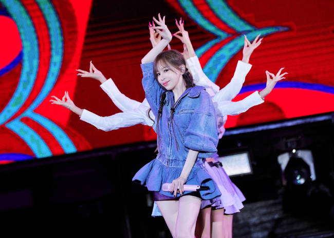 王心凌穿牛仔连衣裙清新靓丽！大秀香肩美腿好性感