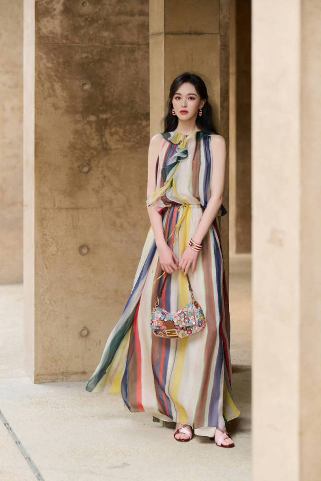 唐嫣穿彩条无袖纱裙卷发微扬 一颦一笑灵动又明媚