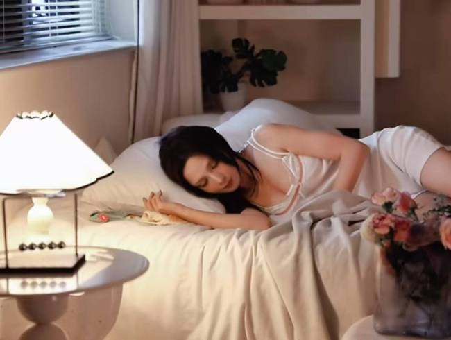 彭小苒穿吊带短裤长发慵懒垂落 状态软萌又灵动