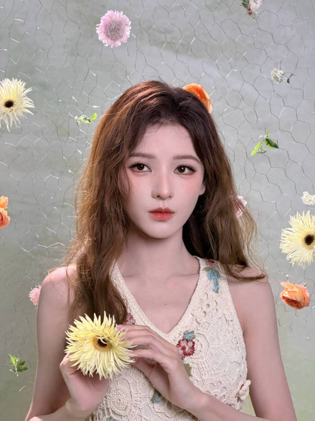 张予曦化身春日花仙子!置身繁花丛中唯美浪漫
