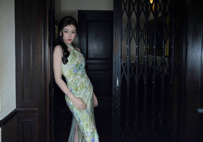 虞书欣一袭绿裙清新淡雅 新中式发型清冷感十足