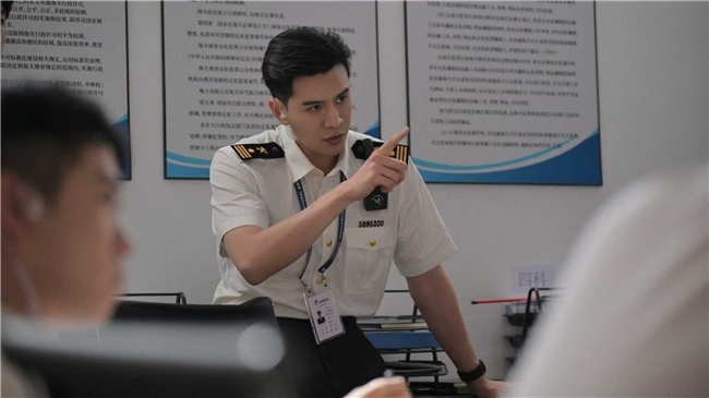 首部海关旅检题材电视剧《金关》今日开播，经超、黄尧携手上演“百步识人”