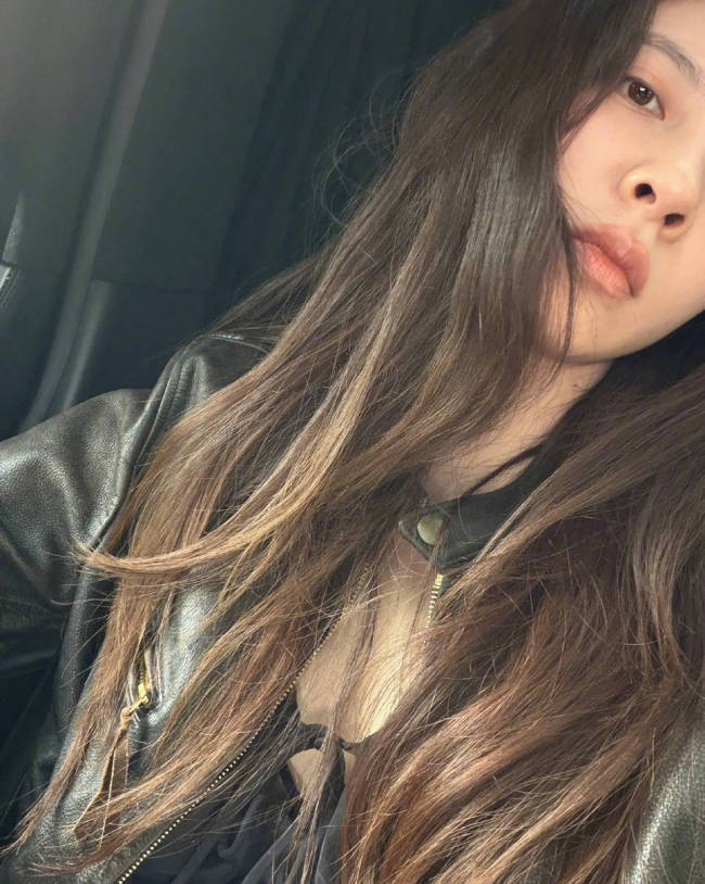 宋妍霏罗予彤晒片场合照 闺蜜相聚亲密贴贴超有爱