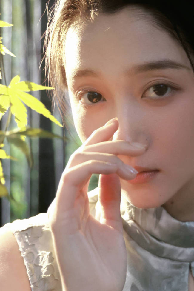 关晓彤竹林大片曝光!穿素色旗袍裙气质优雅迷人