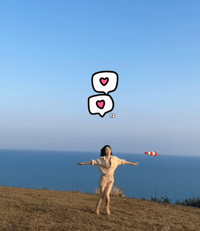 秦岚晒海边美照活力满满!穿超短裤秀美腿身材性感