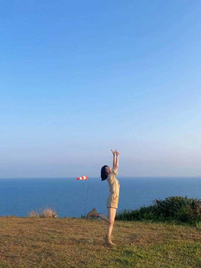 秦岚晒海边美照活力满满!穿超短裤秀美腿身材性感