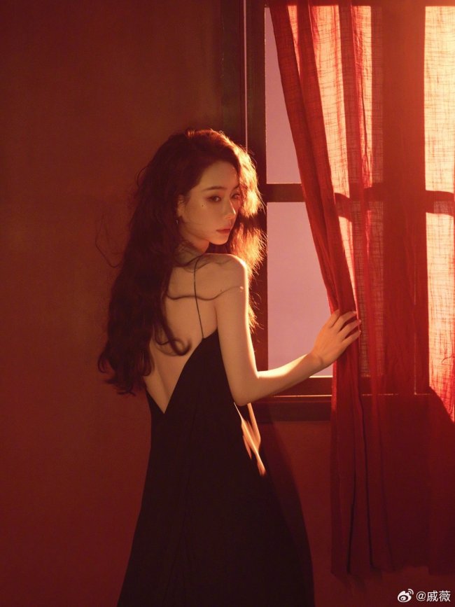 戚薇穿黑吊带勾勒精致肩颈 波浪卷发尽显港风魅惑