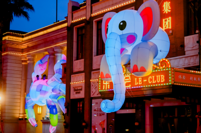 五一硬核狂欢启幕，苏州阳澄半岛乐园化身“赛博不夜城”