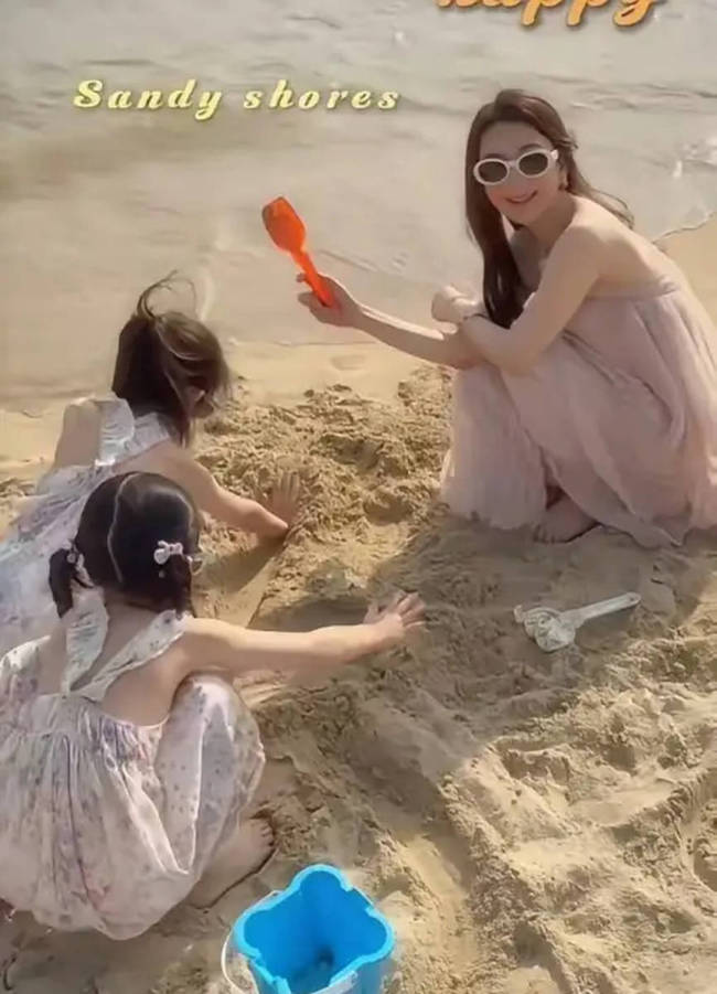 郭富城妻子带女儿去海边度假!粉色纱裙少女感满满
