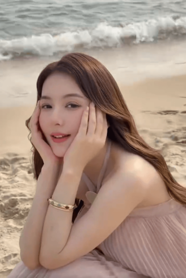 郭富城妻子带女儿去海边度假!粉色纱裙少女感满满