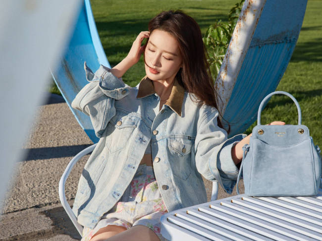 李沁穿印花抹胸短裤秀身材 打扮清凉迎接炎热夏日