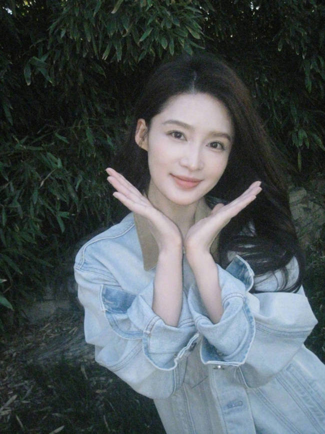 李沁穿印花抹胸短裤秀身材 打扮清凉迎接炎热夏日