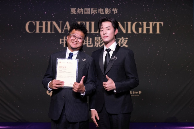 影片《在少女花影下》摄影指导武剑锋与青年演员陈少熙