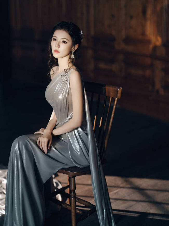 张予曦穿缎面长裙身材窈窕 露出白皙美背又纯又欲