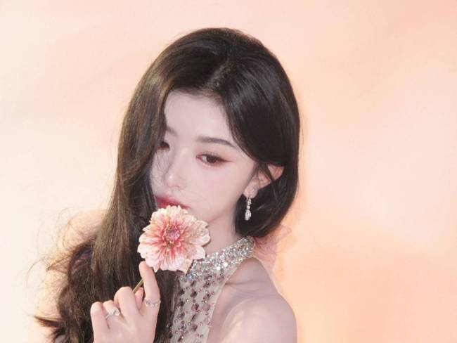 孔雪儿亮片裙闪耀出众 温柔撩人氛围感十足