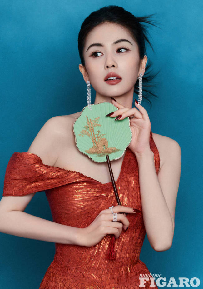 白鹿新中式穿搭 身材凹凸有致散发成熟风韵