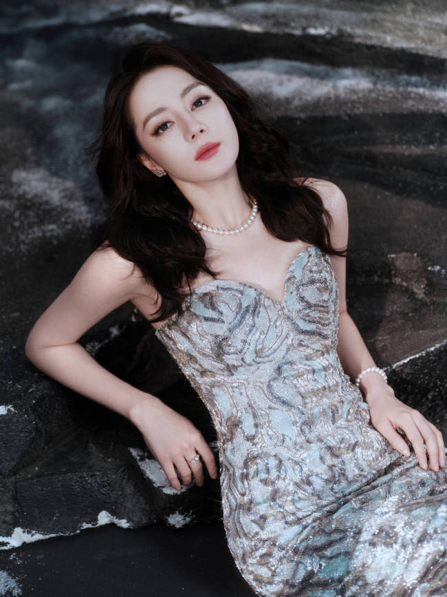 迪丽热巴抹胸裙化身美人鱼 身材凹凸有致性感迷人