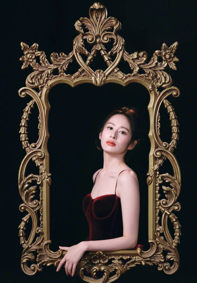 颖儿穿花瓣长裙宛如油画公主 端坐画框中美轮美奂