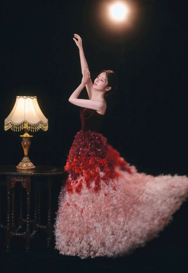 颖儿穿花瓣长裙宛如油画公主 端坐画框中美轮美奂