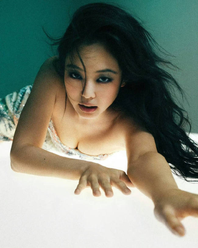 Jennie最新大片曝光 复古优雅与摩登时尚气质在线