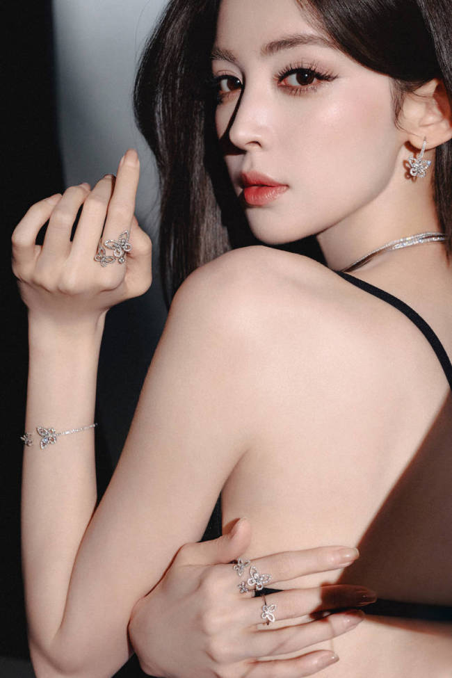 娜扎秒变成熟御姐性感火辣!展露美背肌肤柔软白嫩