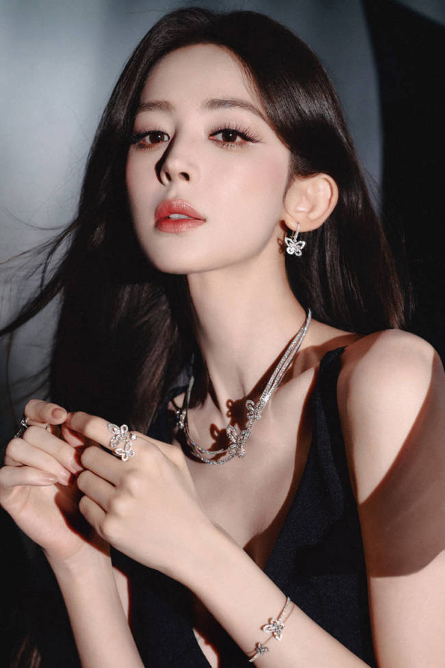娜扎秒变成熟御姐性感火辣!展露美背肌肤柔软白嫩