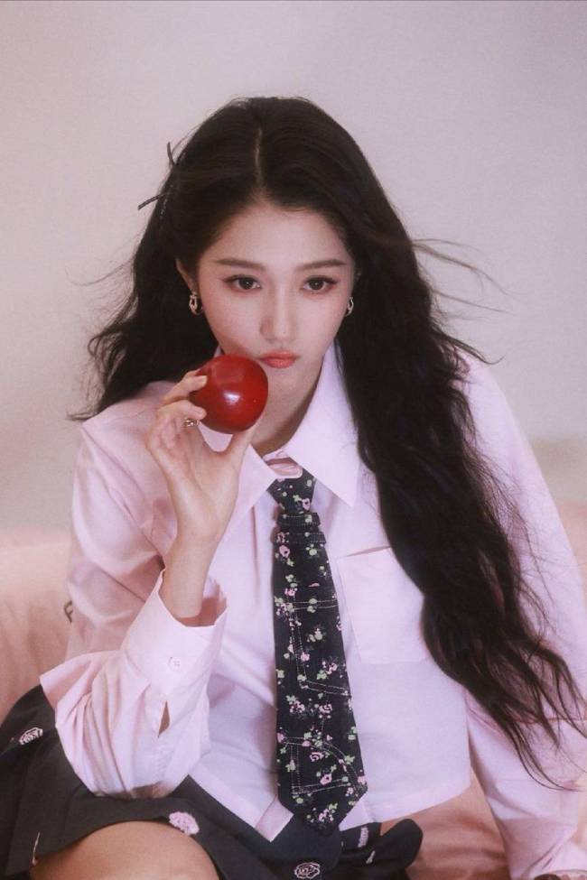 关晓彤穿粉嫩衬衣清新甜美!秒变糖果少女娇俏可人