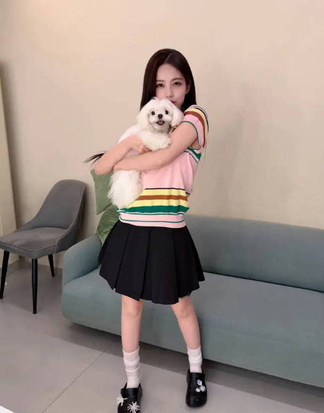 李一桐身穿彩色T恤配黑色短裙 怀抱小狗甜美可爱