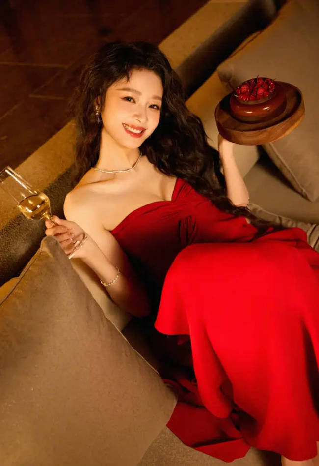 孙怡身穿红色抹胸长裙 手拿香槟庆生优雅明媚