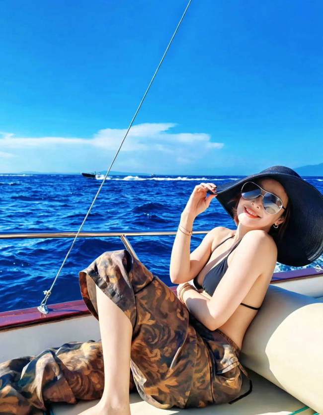 高叶游艇出海心情好!穿性感泳装大方秀火辣身材