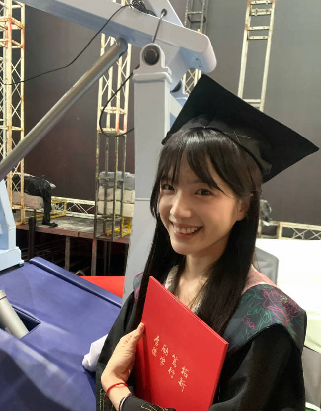 李思潼分享毕业典礼随拍 穿学士服甜笑温柔明媚