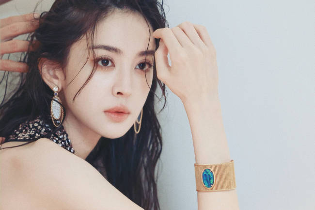 娜扎杂志大片花絮曝光 湿发造型清凉性感魅力十足