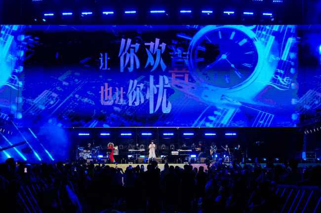 周传雄压轴荆州古城音乐节 故乡开唱引爆大合唱